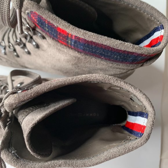 TOMMY HILFIGER WOMENS ANKLE BOOTS TWYAZI-T  Gray Faux Suede Wingtip SIZE 8 - Picture 5 of 7